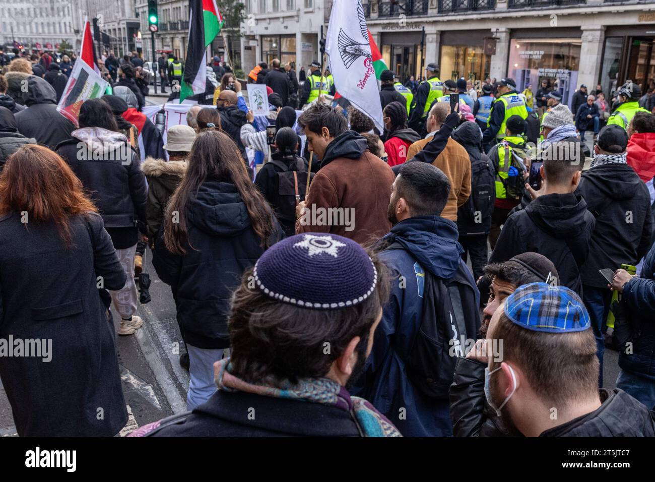 Londra, Regno Unito. 4 novembre 2023. I manifestanti pro-palestinesi, compresi gli ebrei contro il genocidio, provenienti dalla Coalizione per la Palestina libera, marciano attraverso il centro di Londra per chiedere un immediato cessate il fuoco a Gaza. Per il quarto fine settimana consecutivo in tutto il Regno Unito si sono svolte manifestazioni di solidarietà di massa palestinesi per chiedere la fine del bombardamento israeliano di Gaza. Crediti: Mark Kerrison/Alamy Live News Foto Stock