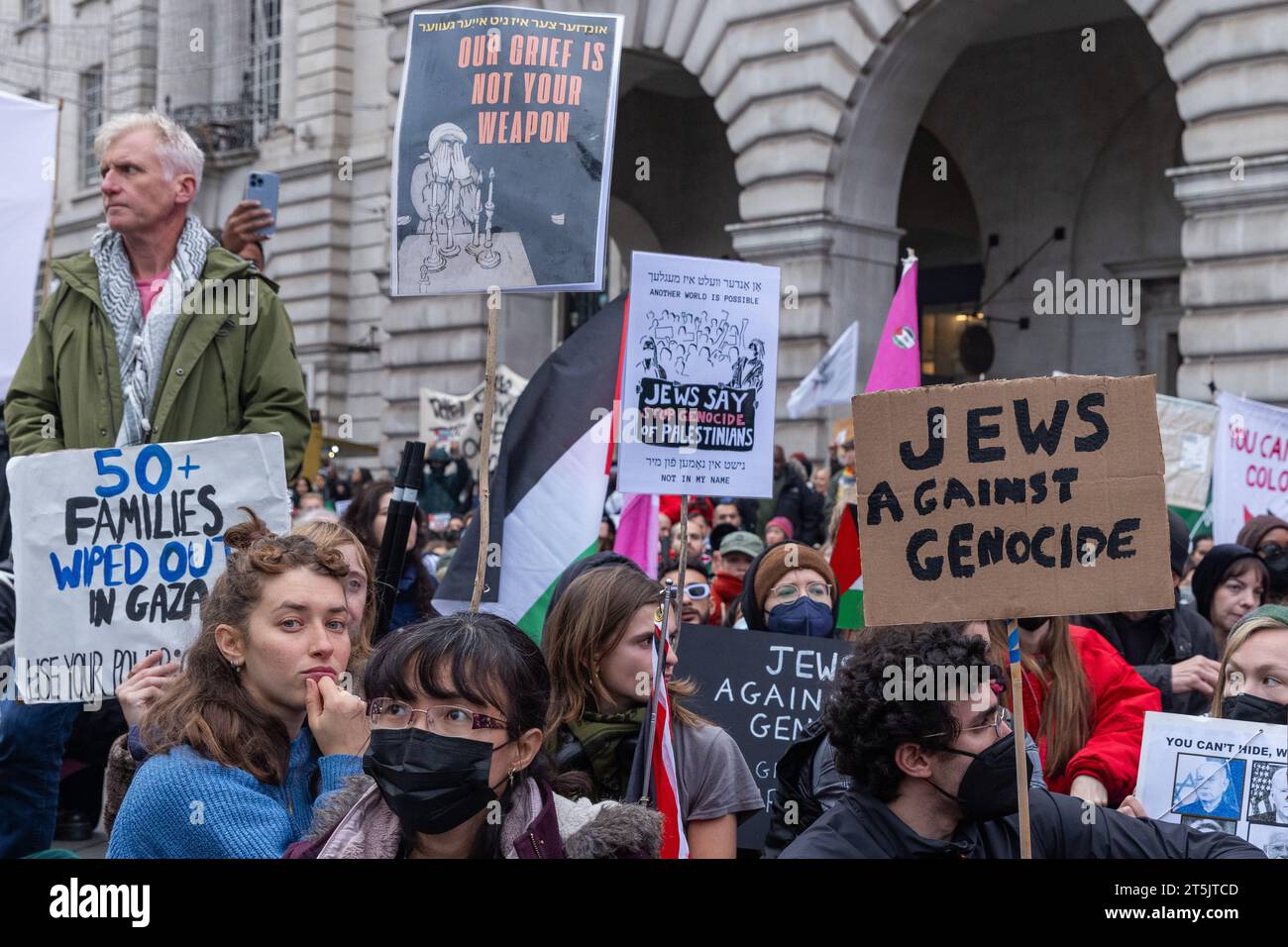 Londra, Regno Unito. 4 novembre 2023. I manifestanti pro-palestinesi di ebrei contro il genocidio organizzano una protesta sit-down a Piccadilly Circus con la Free Palestine Coalition per chiedere un immediato cessate il fuoco a Gaza. Per il quarto fine settimana consecutivo in tutto il Regno Unito si sono svolte manifestazioni di solidarietà di massa palestinesi per chiedere la fine del bombardamento israeliano di Gaza. Crediti: Mark Kerrison/Alamy Live News Foto Stock