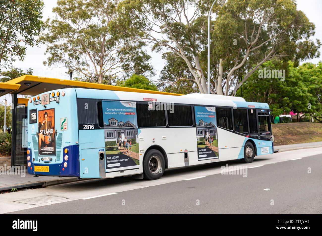 Sydney, autobus di trasporto pubblico a un piano presso una fermata dell'autobus a North Sydney, NSW, Australia, 2023 Foto Stock