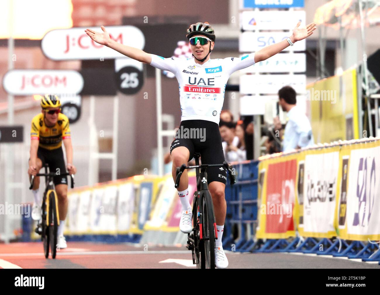 Saitama, Giappone. 5 novembre 2023. Due volte campione del Tour de France il ciclista sloveno Tadej Pogacar (R) dell'UAE Team Emirates veste il traguardo per vincere il '2023 Tour de France Saitama Criterium' mentre il ciclista americano Sepp Kuss (L) di Jumbo-Visma ha concluso il secondo posto a Saitama, periferia di Tokyo domenica 5 novembre 2023. (Foto di Yoshio Tsunoda/AFLO) credito: Aflo Co. Ltd./Alamy Live News Foto Stock