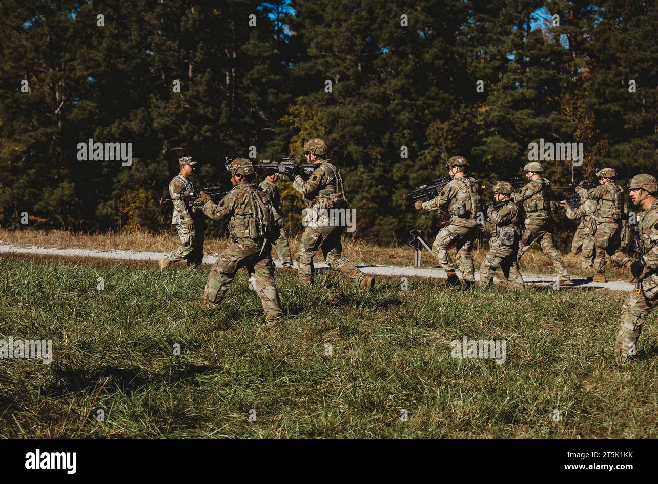 I soldati statunitensi con la Bravo Company, 1st Battalion, 112th Infantry Regiment, 56th Stryker Brigade Combat Team eseguono un'esercitazione di controllo di entrata a Fort Barfoot, Virginia, 23 ottobre 2023. Durante questo esercizio, i soldati praticavano la ricerca di veicoli detenuti, azioni al contatto e l'uscita da un'area controllata. I medici praticavano la valutazione e il trattamento delle vittime e il trasferimento a un punto di raccolta delle vittime. L'esercitazione aiutò a preparare i soldati a completare le loro missioni in modo sicuro in un ambiente operativo. (Foto della Guardia Nazionale dell'Esercito degli Stati Uniti del sergente Jonathan Campbell) Foto Stock