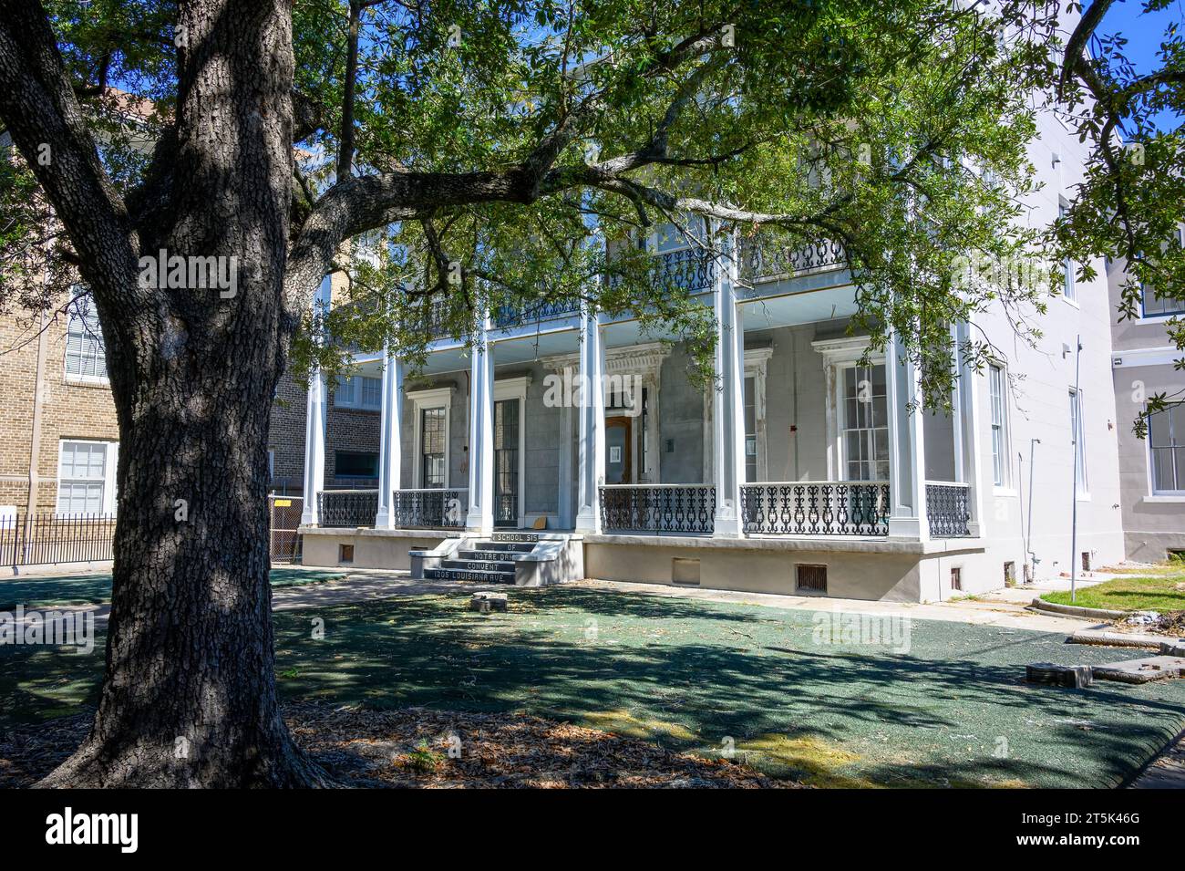 NEW ORLEANS, LOUISIANA, USA - 4 NOVEMBRE 2023: Vista ad angolo della storica Garden District Mansion, precedentemente di proprietà della Chiesa cattolica su Louisiana Avenue Foto Stock