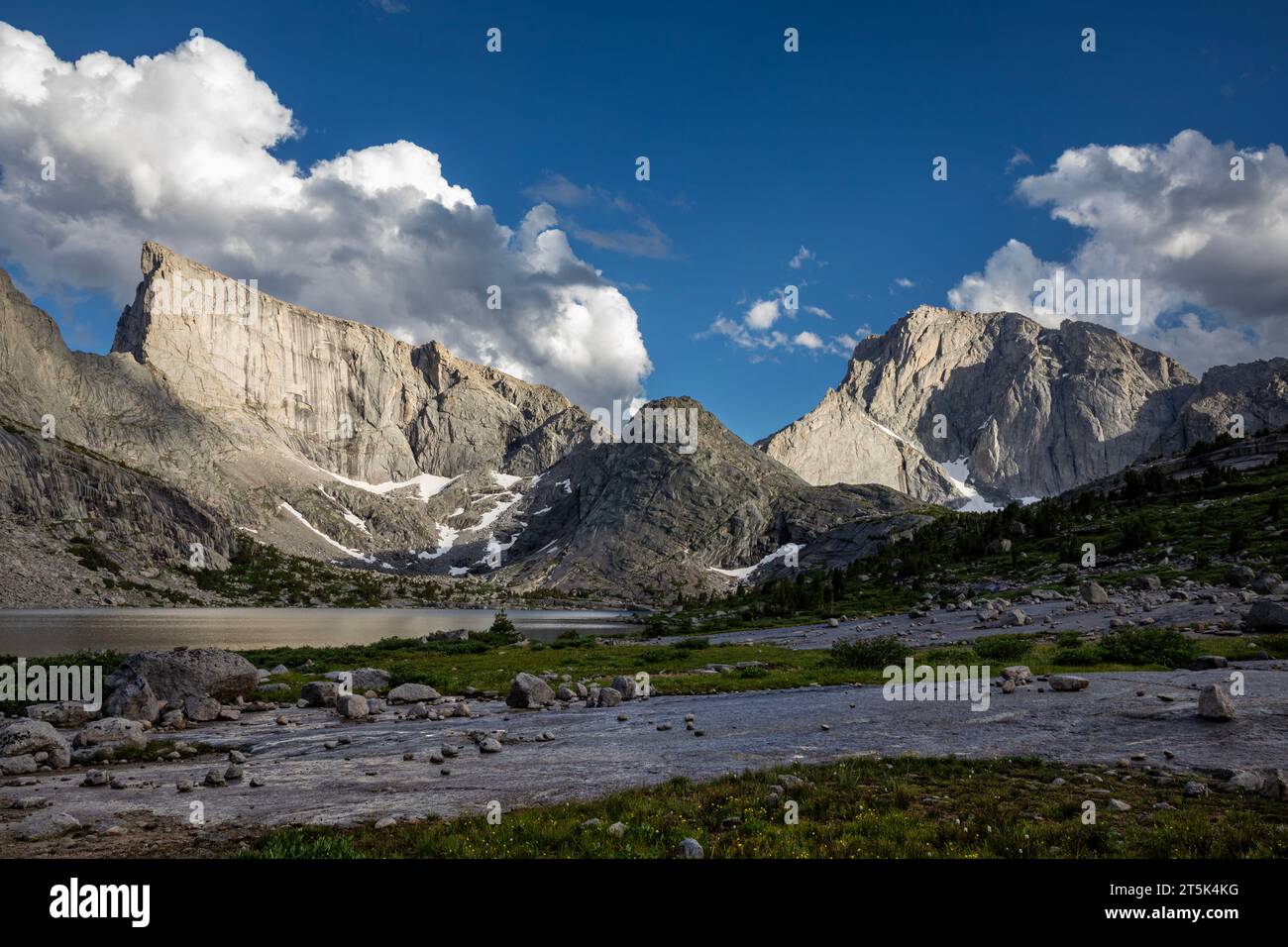 WY05637-00...WYOMING - Deep Lake Below East Temple Peak e Temple Peak nell'area di Bridger Wilderness della Wind River Range. Foto Stock