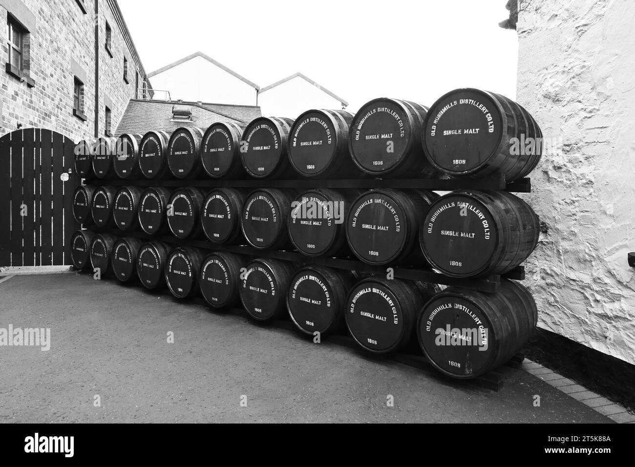 Courtyard at the Bushmills Distillery in Bushmills County Antrim, Irlanda del Nord, Regno Unito, Regno Unito Foto Stock