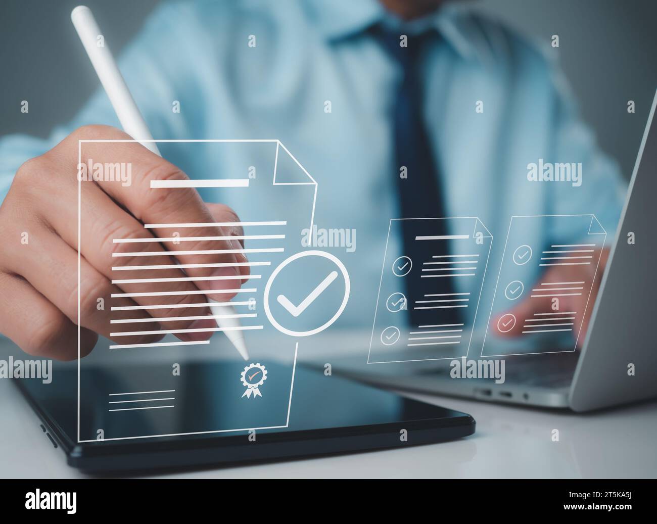 Uomo d'affari controlla i documenti online rappresenta la revisione delle proposte commerciali e l'approvazione dei documenti di progetto o degli accordi commerciali. Foto Stock