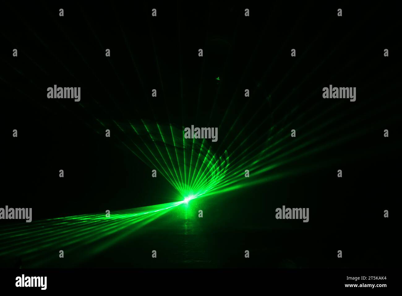 Laser verde su sfondo nero Foto Stock