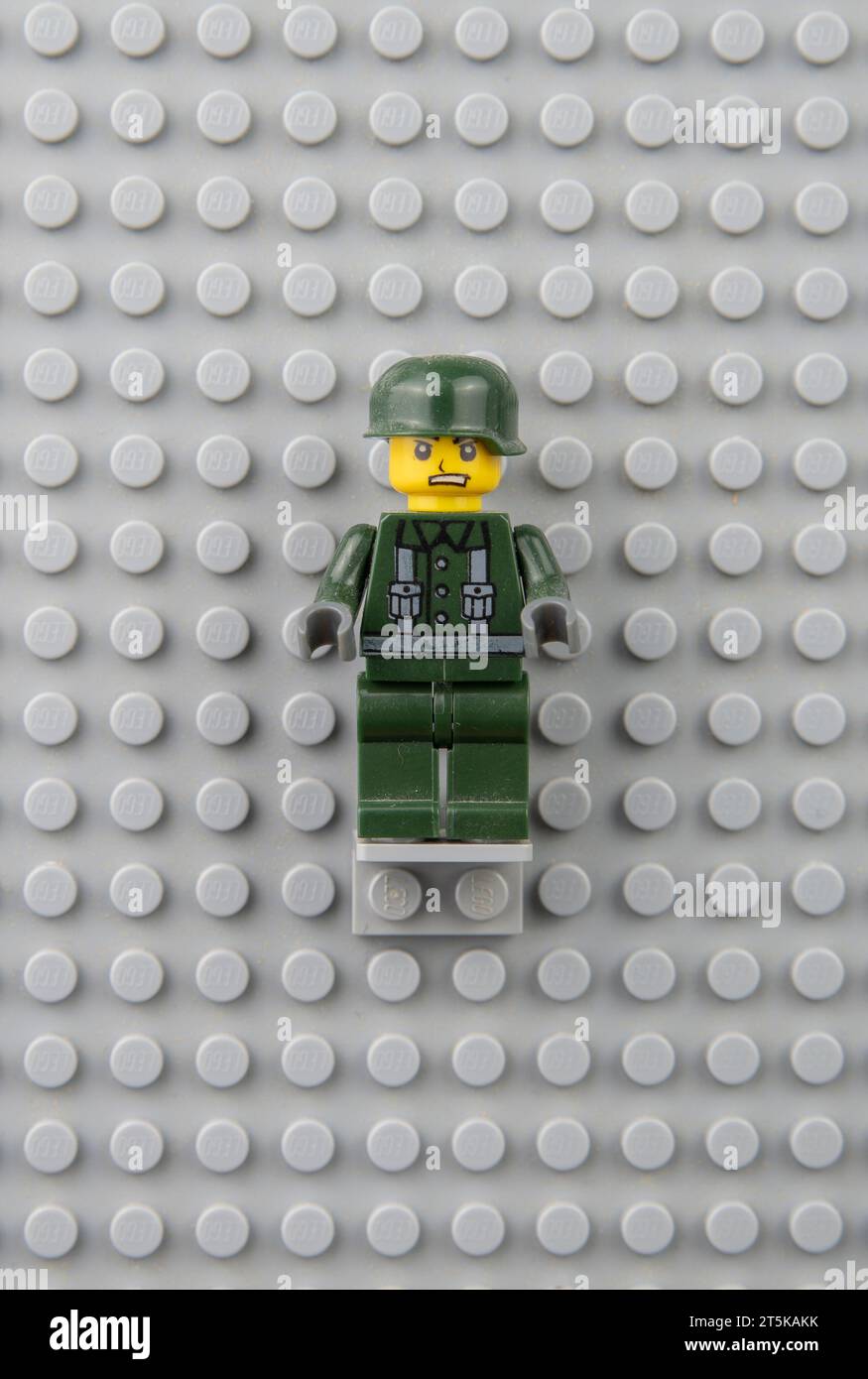 Nova Bana, Slovacchia - 5 novembre 2023: Soldier Lego mini figura sul muro. LEGO® Minifigure su piastra base Lego. Dettagli. Primo piano. Foto Stock
