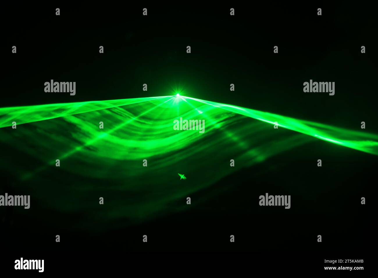 Laser verde su sfondo nero Foto Stock
