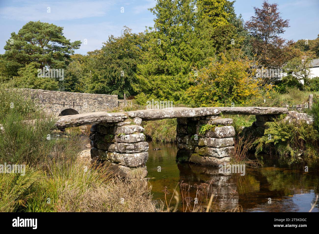 Dartmoor National Park, ponte medievale sul fiume Dart orientale, ponte del XIII secolo costruito per attraversare cavalli da branco, Inghilterra, Regno Unito Foto Stock