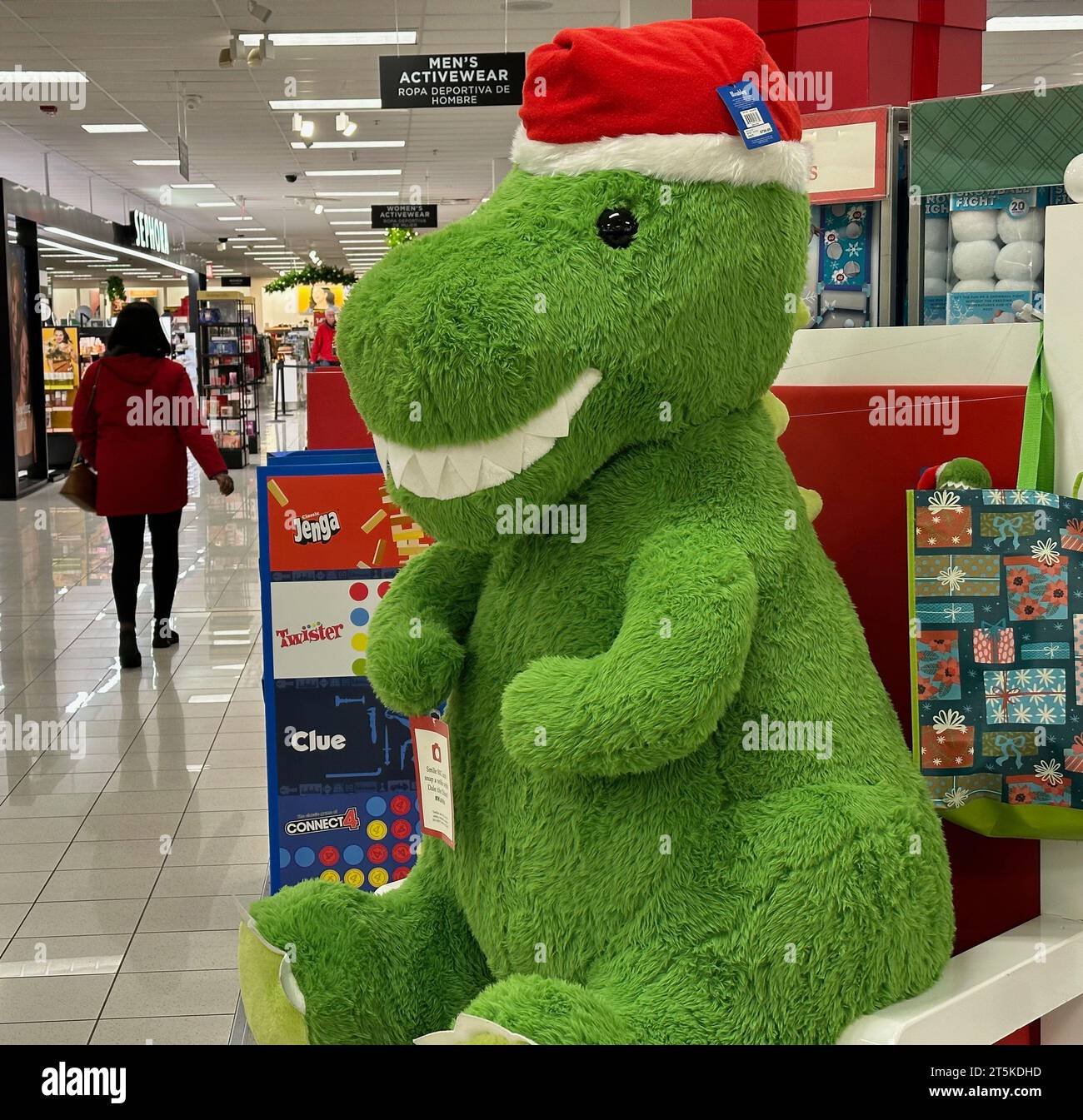 Mount Pleasant, Wisconsin, USA. 5 novembre 2023. Il merchandise natalizio è in mostra nei grandi magazzini Kohl's nel villaggio di Mount Pleasant, Wisconsin, dall'inizio di novembre. Alcuni cartelli segnalano le offerte speciali del "Black Friday". Gli espositori vengono visualizzati domenica 5 novembre 2023. (Immagine di credito: © Mark Hertzberg/ZUMA Press Wire) SOLO USO EDITORIALE! Non per USO commerciale! Foto Stock