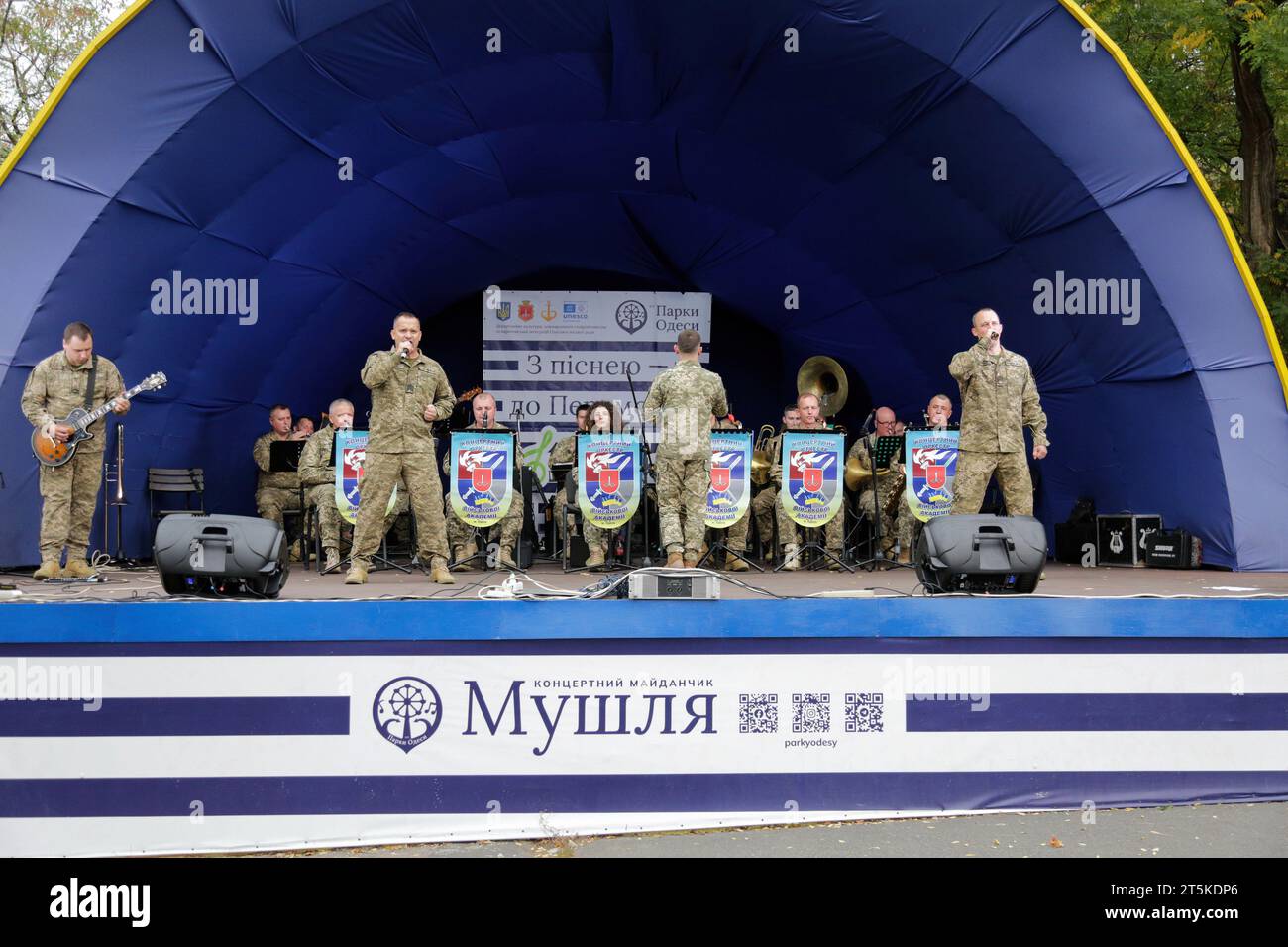 Odessa, Ucraina. 4 novembre 2023. L'orchestra dell'Accademia militare della città di Odessa si esibisce in un concerto di beneficenza nel Parco centrale della Cultura e del tempo libero che prende il nome da Taras Shevchenko. Un concerto di beneficenza a sostegno delle forze Armate dell'Ucraina si tiene a Odessa. Lo scopo dell'evento è quello di sostenere il morale della popolazione durante la guerra in corso con la Federazione Russa. Credito: SOPA Images Limited/Alamy Live News Foto Stock