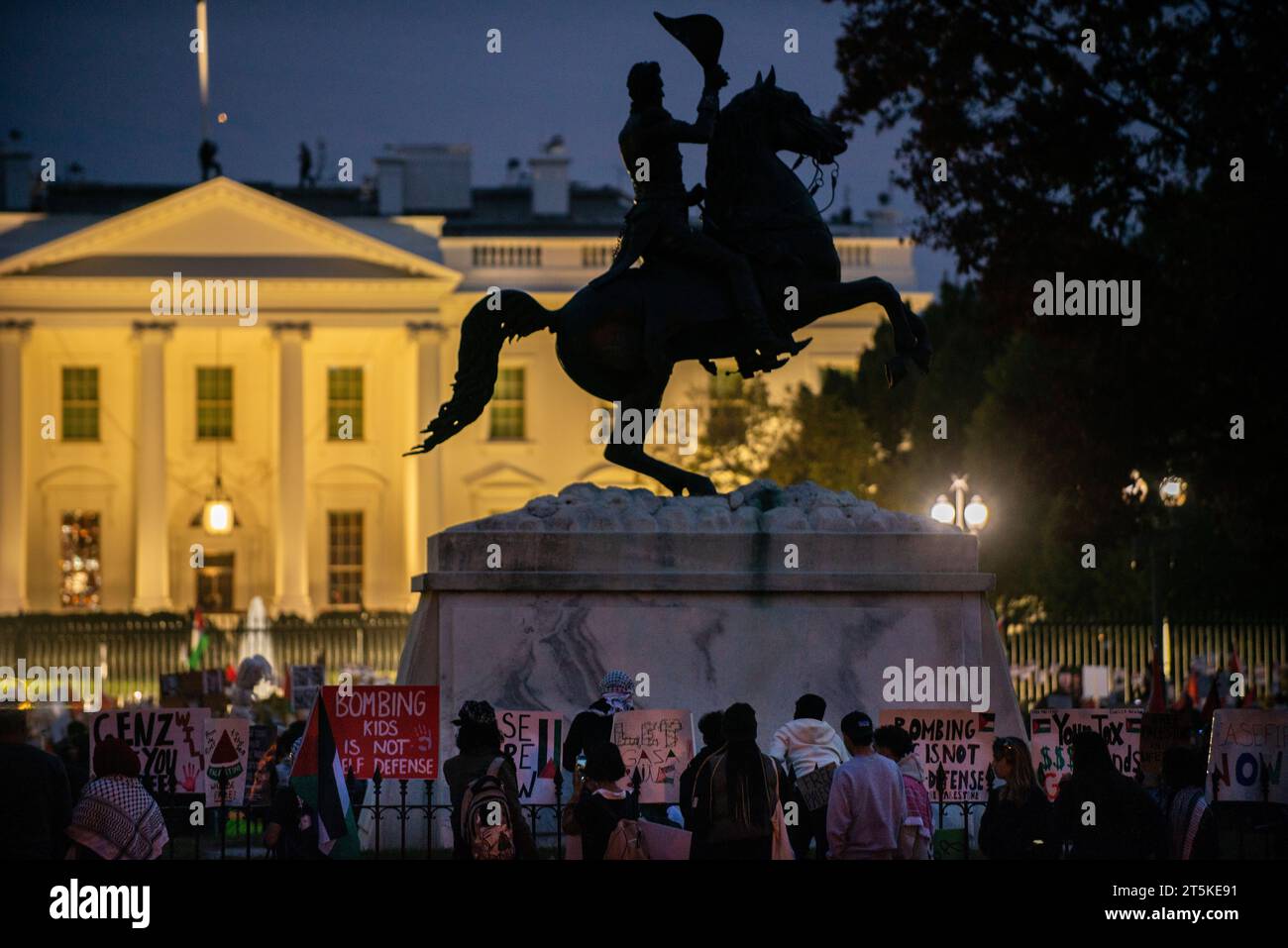 Bombardare i bambini non è autodifesa. Manifestazione pro-palestinese alla Casa Bianca. 4 novembre 2023. Washington D.C. USA Foto Stock