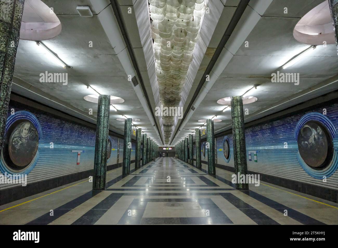 Tashkent, Uzbekistan - 29 ottobre 2023: Dettaglio della stazione della metropolitana di Kosmonavtlar a Tashkent, Uzbekistan. Foto Stock