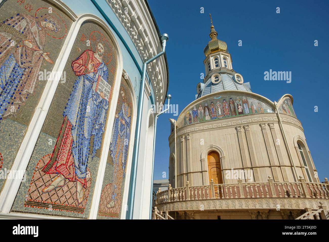 Tashkent, Uzbekistan - 29 ottobre 2023: Dettaglio della cattedrale dell'assunzione della Vergine a Tashkent, Uzbekistan. Foto Stock