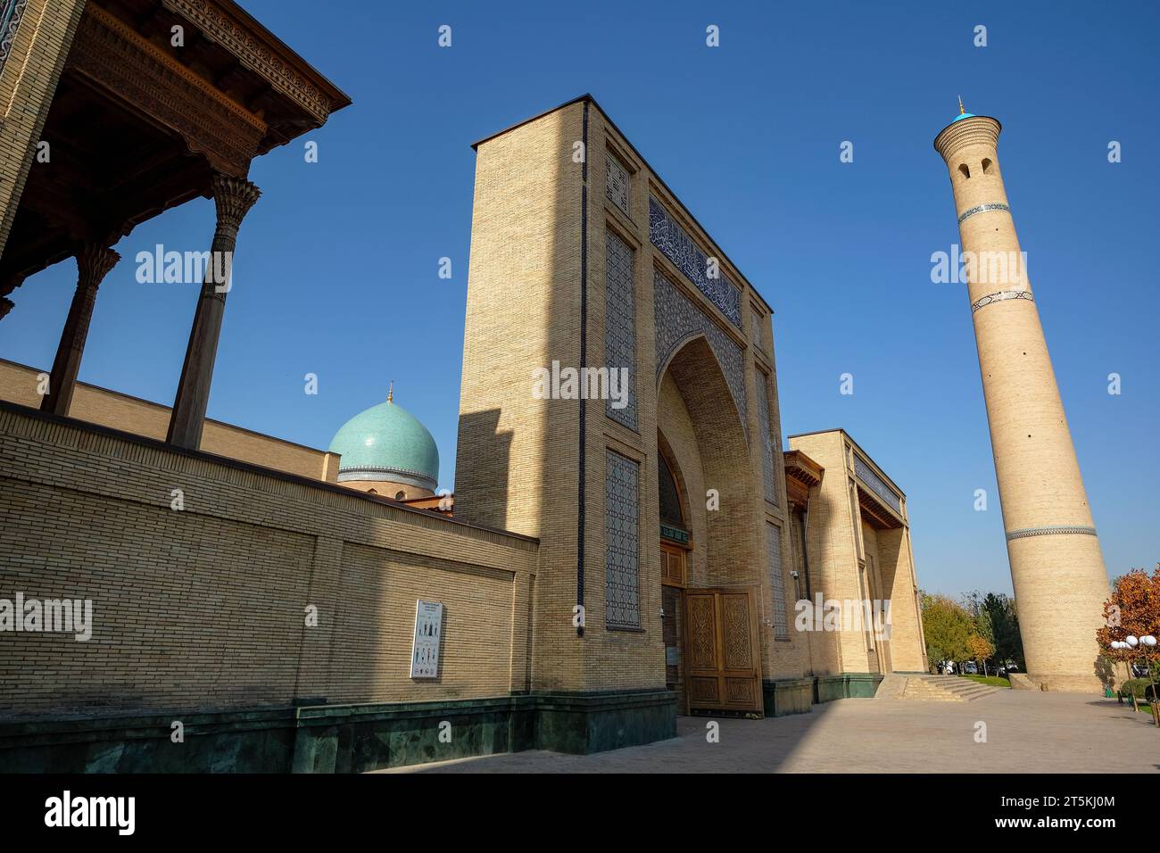 Tashkent, Uzbekistan - 30 ottobre 2023: Dettaglio della moschea Hazrati Imam a Tashkent, Uzbekistan. Foto Stock