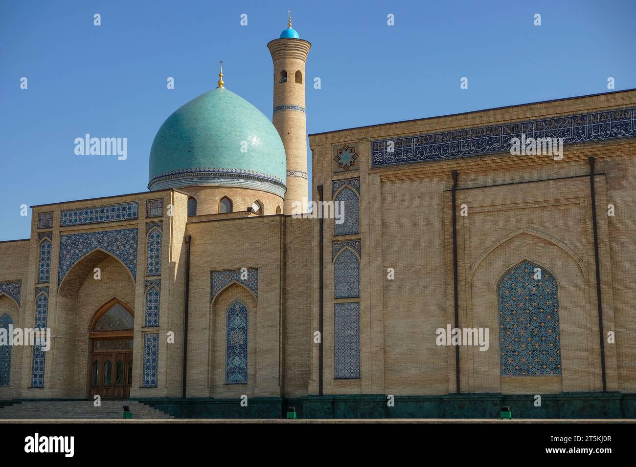 Tashkent, Uzbekistan - 30 ottobre 2023: Dettaglio della moschea Hazrati Imam a Tashkent, Uzbekistan. Foto Stock