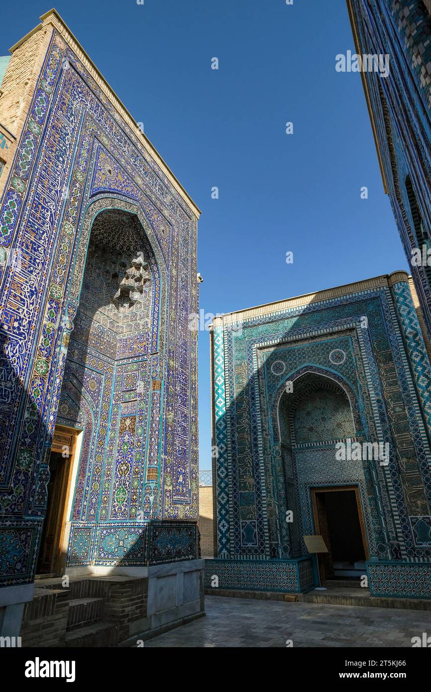 Samarcanda, Uzbekistan - 1 novembre 2023: Dettaglio di un mausoleo nella necropoli di Shah-i-Zinda a Samarcanda, Usbekistan. Foto Stock