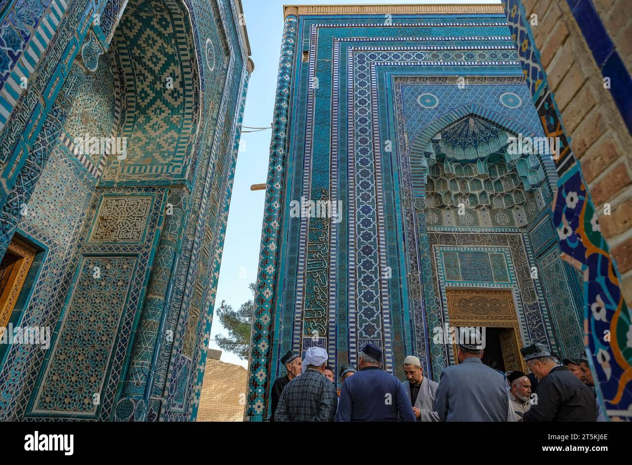 Samarcanda, Uzbekistan - 1° novembre 2023: Persone che visitano un mausoleo nella necropoli di Shah-i-Zinda a Samarcanda, Usbekistan. Foto Stock