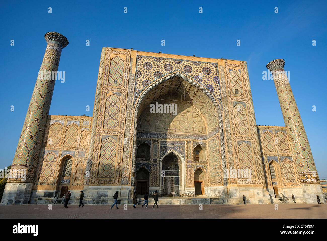 Samarcanda, Uzbekistan - 2 novembre 2023: La Madrasa Ulugh Beg nella piazza del Registan a Samarcanda, Uzbekistan. Foto Stock