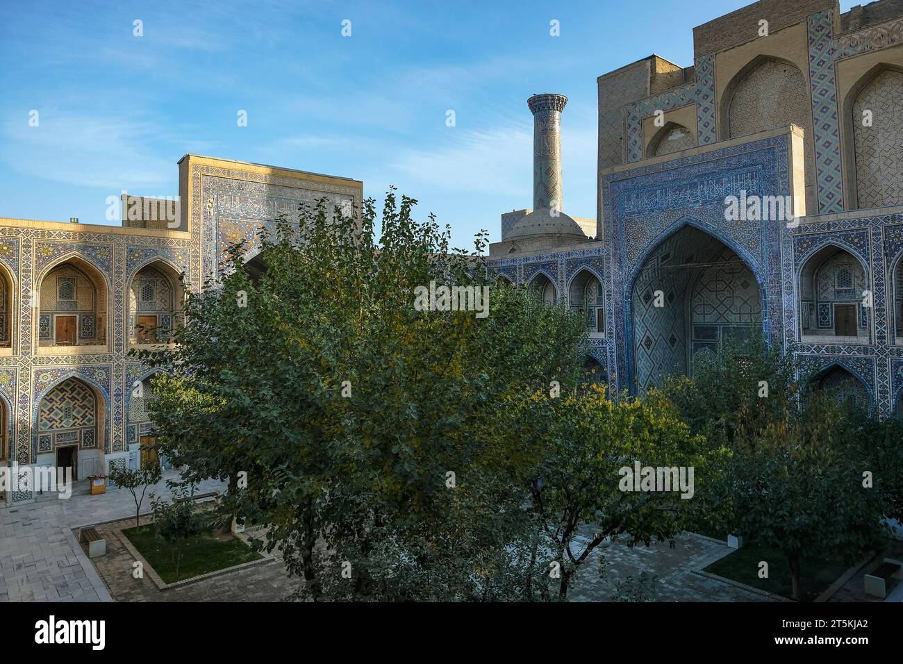 Samarcanda, Uzbekistan - 2 novembre 2023: La Madrasa Ulugh Beg nella piazza del Registan a Samarcanda, Uzbekistan. Foto Stock