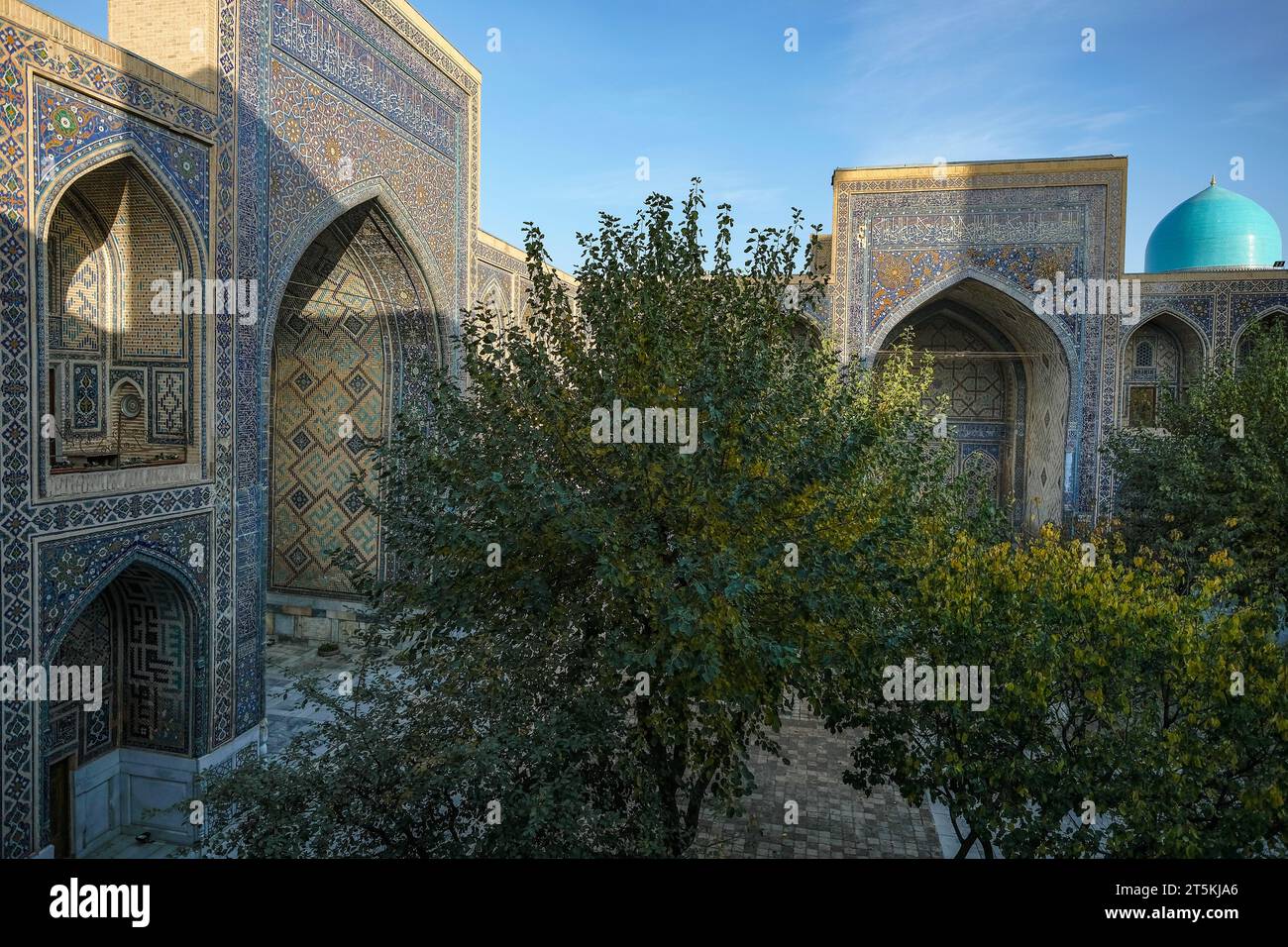 Samarcanda, Uzbekistan - 2 novembre 2023: La Madrasa Ulugh Beg nella piazza del Registan a Samarcanda, Uzbekistan. Foto Stock