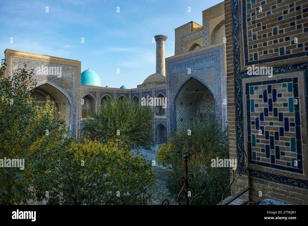 Samarcanda, Uzbekistan - 2 novembre 2023: La Madrasa Ulugh Beg nella piazza del Registan a Samarcanda, Uzbekistan. Foto Stock