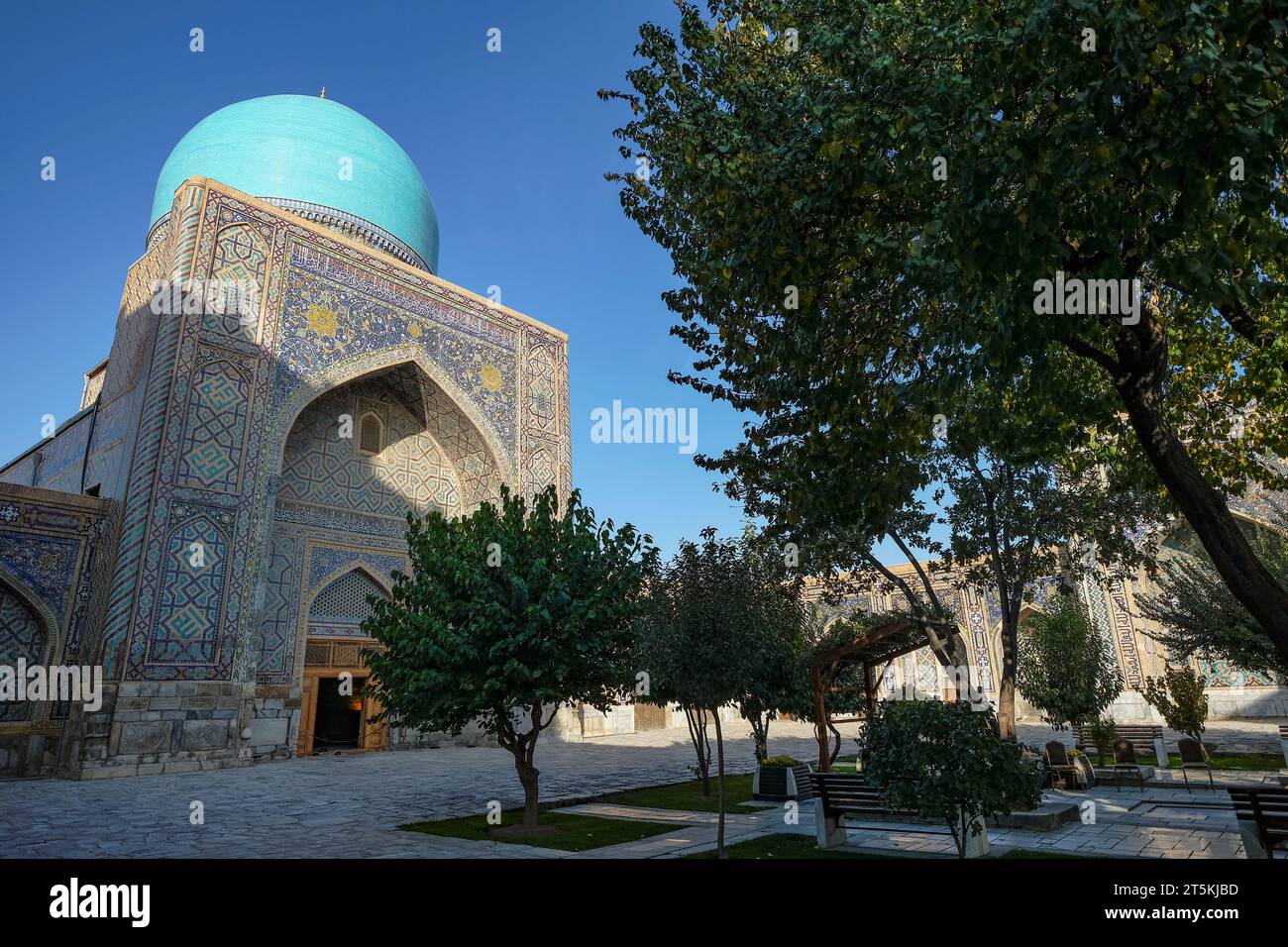 Samarcanda, Uzbekistan - 2 novembre 2023: La Madrasa di Tilla Kari in Piazza Registan a Samarcanda, Uzbekistan. Foto Stock