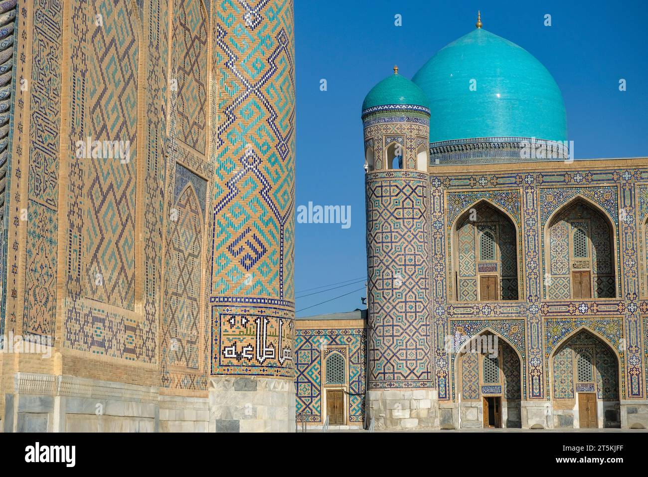 Samarcanda, Uzbekistan - 2 novembre 2023: La Madrasa di Tilla Kari in Piazza Registan a Samarcanda, Uzbekistan. Foto Stock
