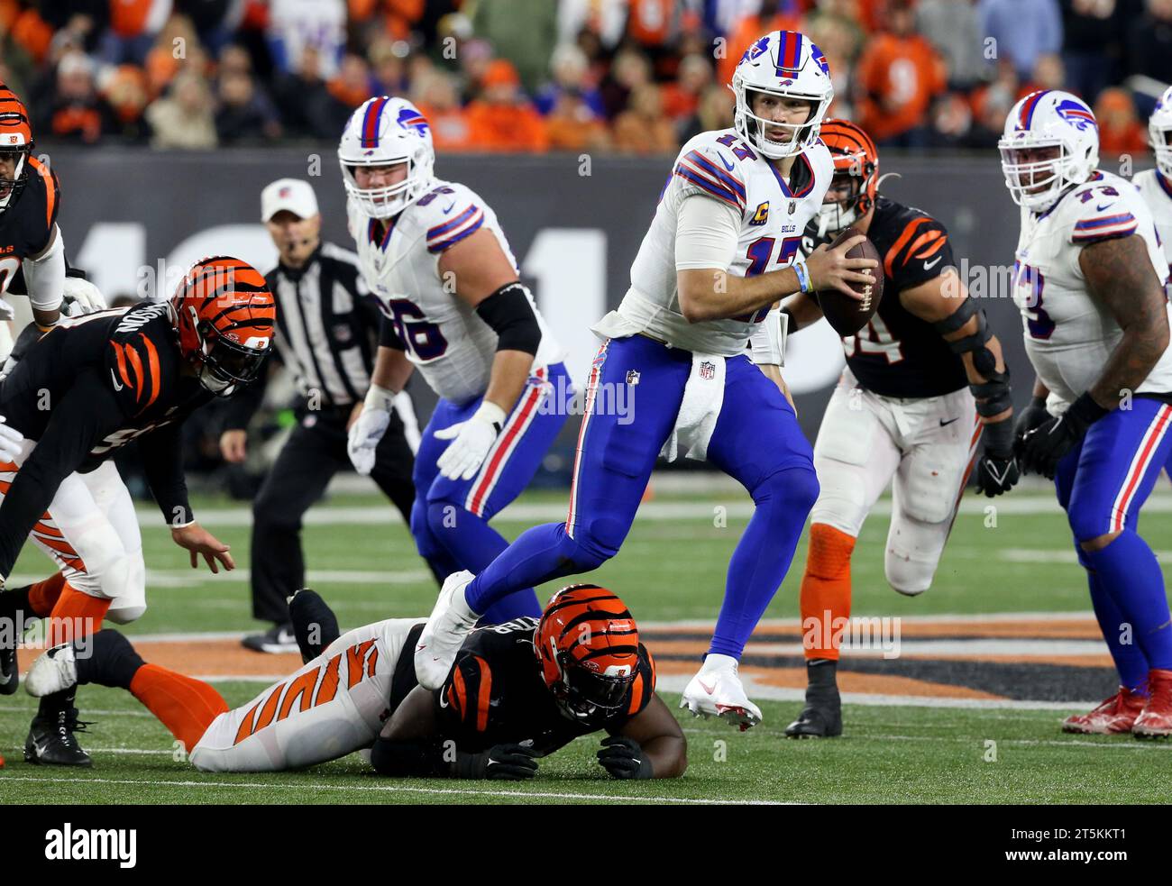 Cincinnati, Stati Uniti. 5 novembre 2023. Il quarterback dei Buffalo Bills Josh Allen (17) si libera dai Cincinnati Bengals Zach Carter (95) durante il primo tempo di gioco al Paycor Stadium domenica 5 novembre 2023 a Cincinnati, Ohio. Foto di John Sommers II/UPI Credit: UPI/Alamy Live News Foto Stock