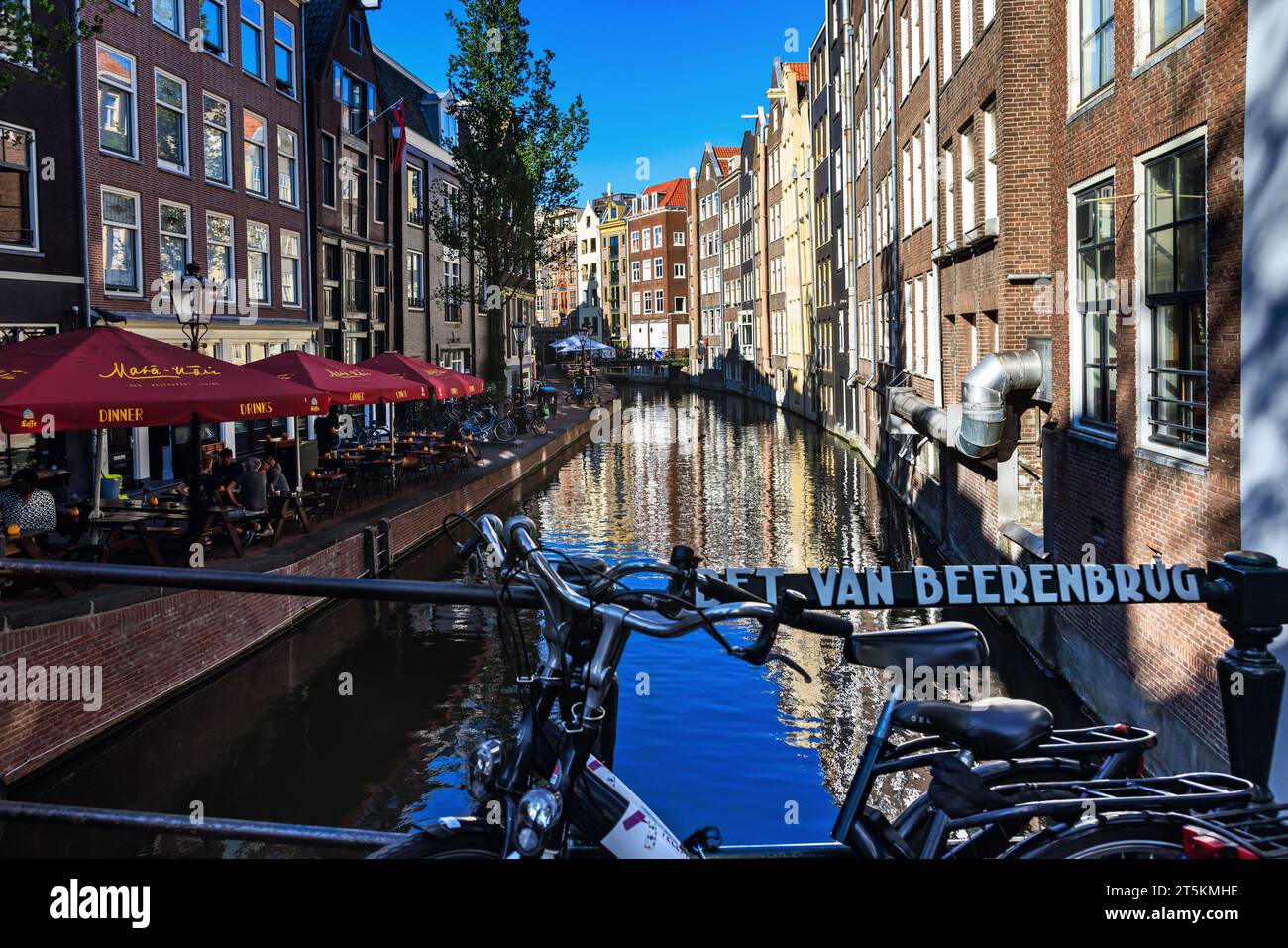AMSTERDAM, PAESI BASSI - 31, agosto 2022: Canali d'acqua ad Amsterdam. Foto Stock