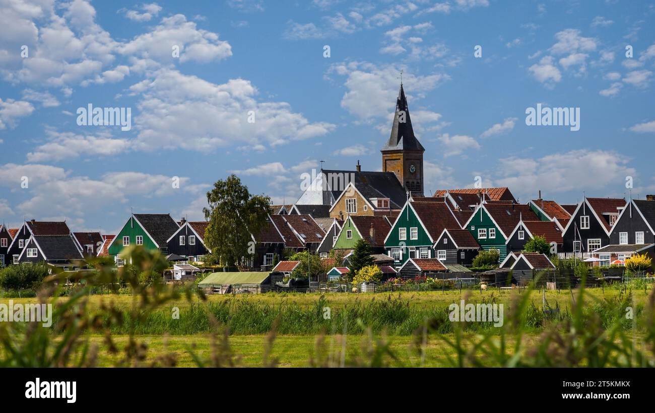 Villaggio olandese tradizionale con case colorate e chiesa Foto Stock
