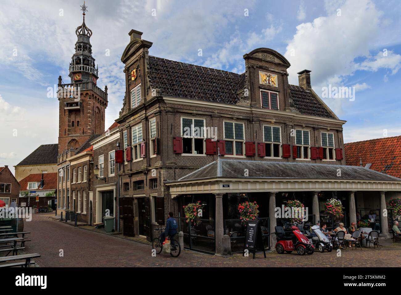 Monnickendam, PAESI BASSI - 05 settembre 2022: Architettura tradizionale olandese nel piccolo villaggio di pescatori di Monnickendam, Olanda settentrionale Foto Stock