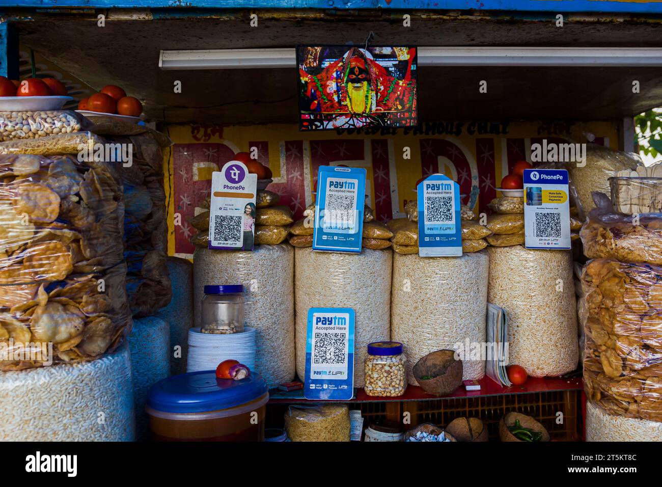 Cartellino digitale su diversi banchi di Street food a Kolkata, India Foto Stock