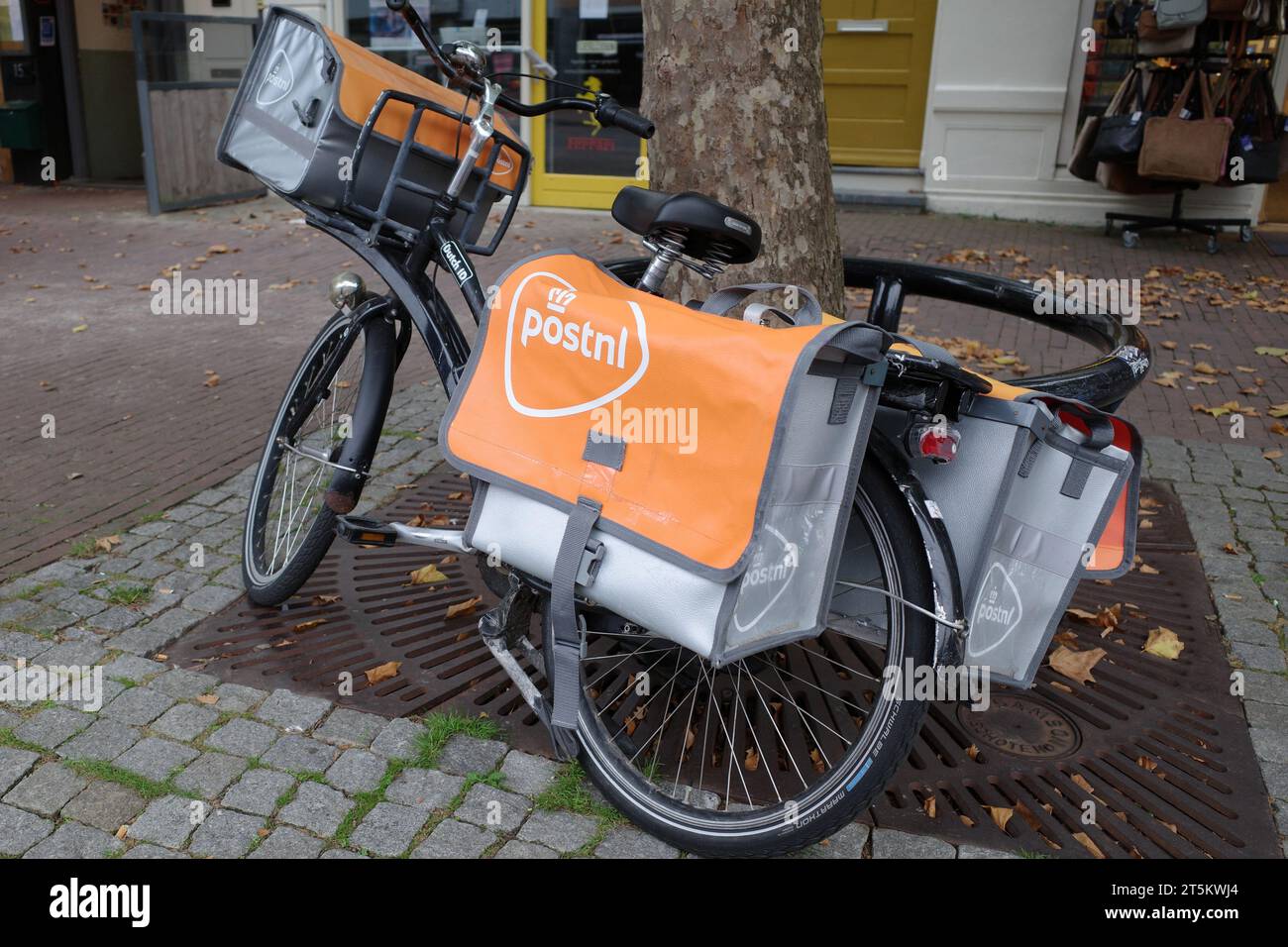 Assen, Paesi Bassi - 11 ottobre 2023 bicicletta elettrica di un dipendente di PostNL, la più grande azienda di spedizioni postali dei Paesi Bassi Foto Stock