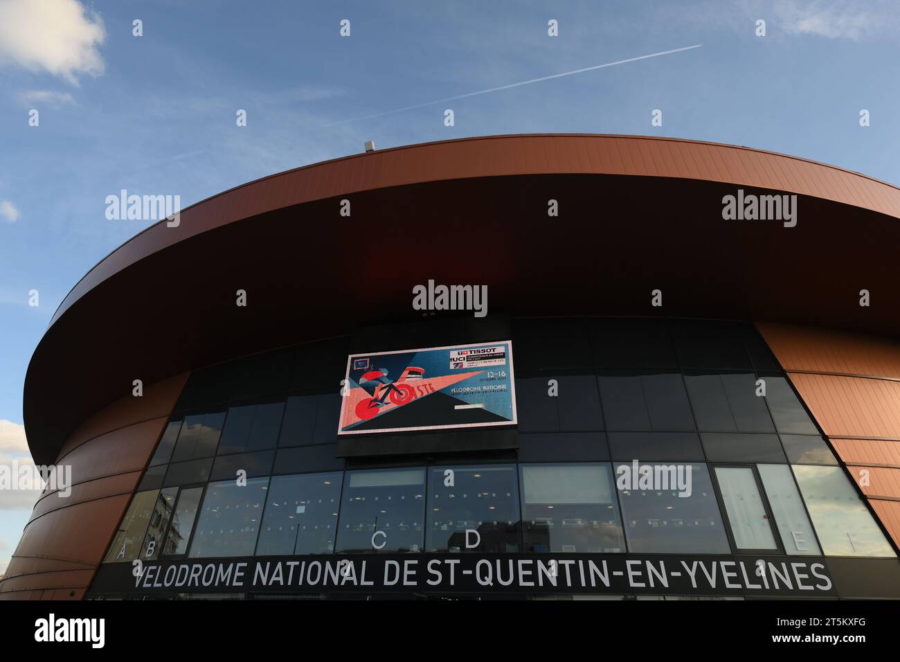 Saint Quentin EN Yvelines, Francia. 12 ottobre 2022. Foto di Alex Broadway/SWpix.com - 12/10/2022 - Ciclismo - 2022 Tissot UCI Track World Championships - Saint-Quentin-en-Yvelines Velodrome, Francia - The Outside of Velodrome National De Saint-Quentin-en-Yvelines FILE PICTURE: Una vista generale esterna del Vélodrome National de Saint-Quentin-en-Yvelines a Montigny-le-Bretonneux, Francia. Sede degli eventi di ciclismo su pista e ciclismo su pista Para alle Olimpiadi e Paralimpiadi di Parigi del 2024. Credito: SWpix/Alamy Live News Foto Stock