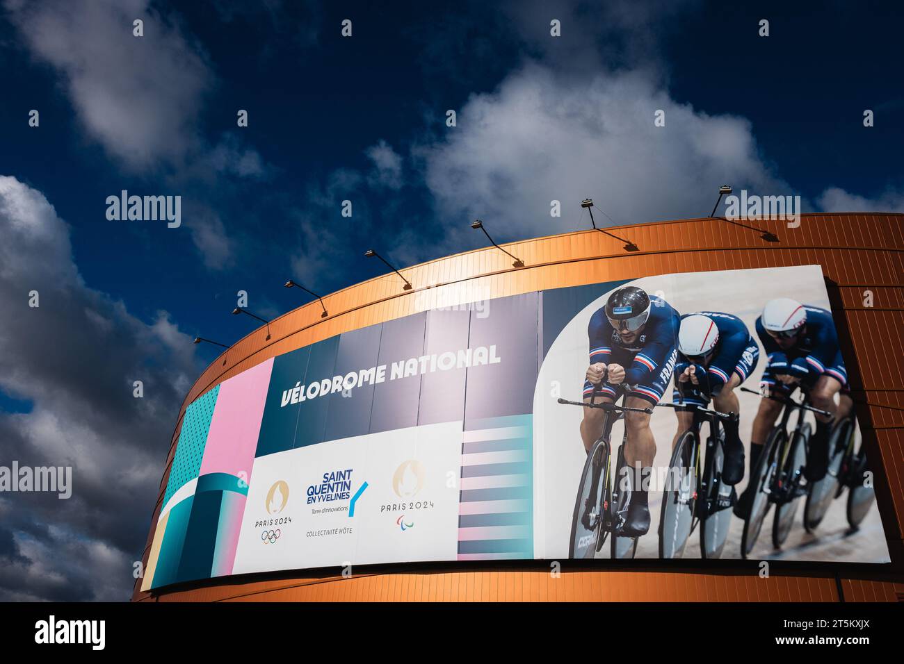 Saint Quentin EN Yvelines, Francia. 5 novembre 2023. Foto di Alex Whitehead/SWpix.com - 05/11/2023 - Ciclismo - UCI Track Champions League, terzo round: Saint-Quentin-en-Yvelines - Vélodrome National de Saint-Quentin-en-Yvelines, Francia - Vista generale (GV). IMMAGINE DEL FILE: Una vista generale esterna del Vélodrome National de Saint-Quentin-en-Yvelines a Montigny-le-Bretonneux, Francia. Sede degli eventi di ciclismo su pista e ciclismo su pista Para alle Olimpiadi e Paralimpiadi di Parigi del 2024. Credito: SWpix/Alamy Live News Foto Stock