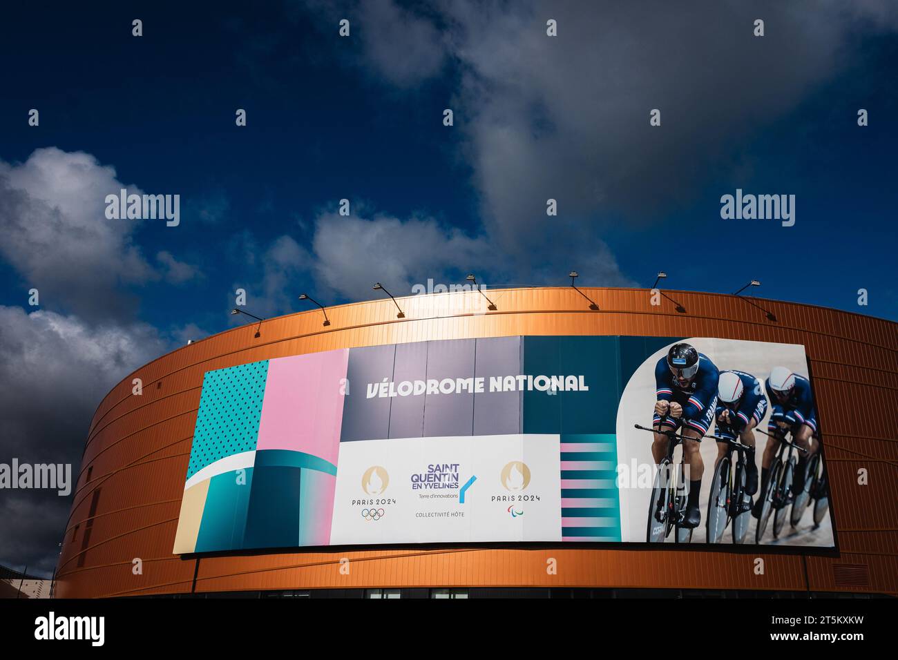 Saint Quentin EN Yvelines, Francia. 5 novembre 2023. Foto di Alex Whitehead/SWpix.com - 05/11/2023 - Ciclismo - UCI Track Champions League, terzo round: Saint-Quentin-en-Yvelines - Vélodrome National de Saint-Quentin-en-Yvelines, Francia - Vista generale (GV). IMMAGINE DEL FILE: Una vista generale esterna del Vélodrome National de Saint-Quentin-en-Yvelines a Montigny-le-Bretonneux, Francia. Sede degli eventi di ciclismo su pista e ciclismo su pista Para alle Olimpiadi e Paralimpiadi di Parigi del 2024. Credito: SWpix/Alamy Live News Foto Stock