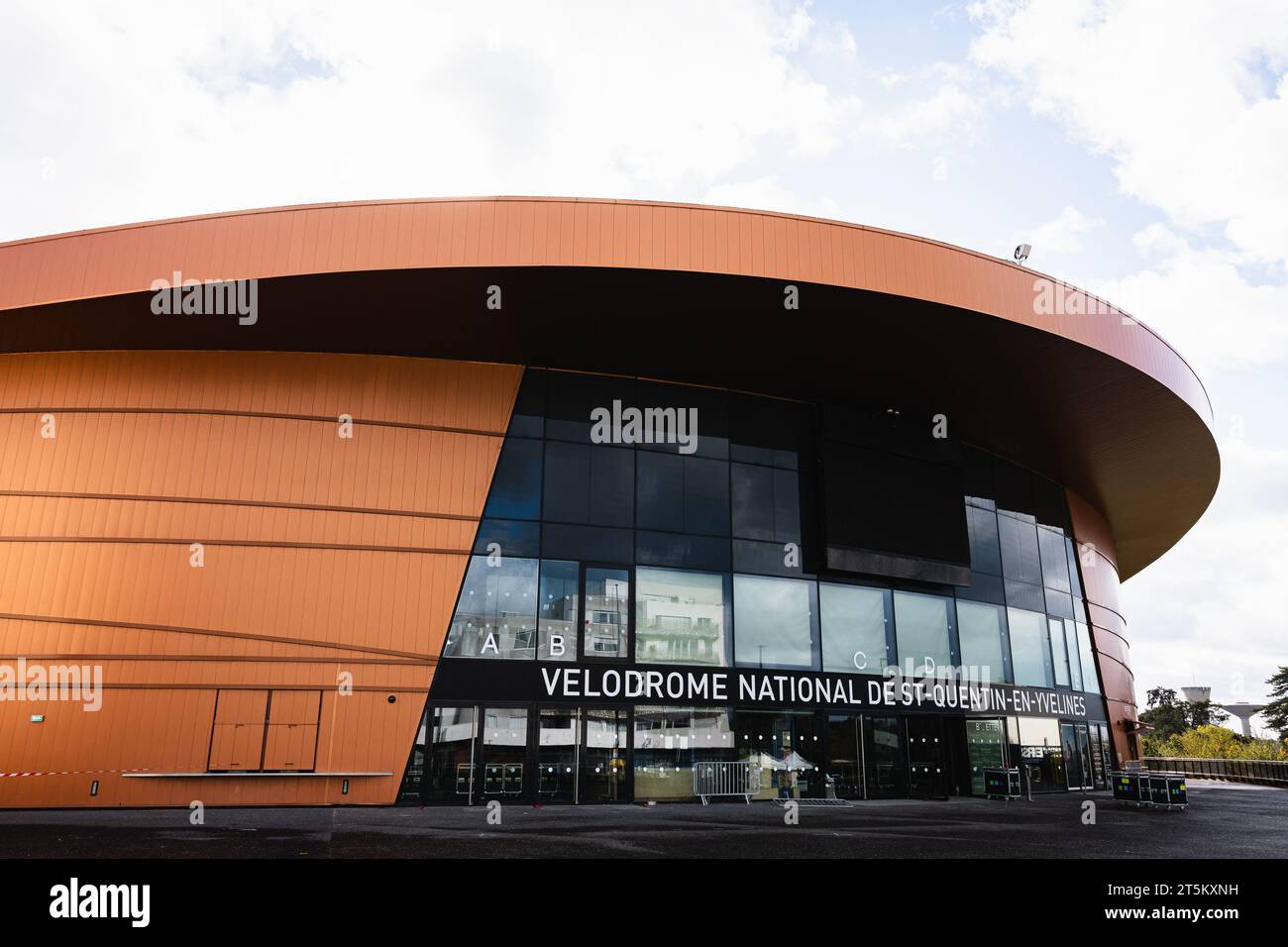 Saint Quentin EN Yvelines, Francia. 5 novembre 2023. Foto di Alex Whitehead/SWpix.com - 05/11/2023 - Ciclismo - UCI Track Champions League, terzo round: Saint-Quentin-en-Yvelines - Vélodrome National de Saint-Quentin-en-Yvelines, Francia - Vista generale (GV). IMMAGINE DEL FILE: Una vista generale esterna del Vélodrome National de Saint-Quentin-en-Yvelines a Montigny-le-Bretonneux, Francia. Sede degli eventi di ciclismo su pista e ciclismo su pista Para alle Olimpiadi e Paralimpiadi di Parigi del 2024. Credito: SWpix/Alamy Live News Foto Stock