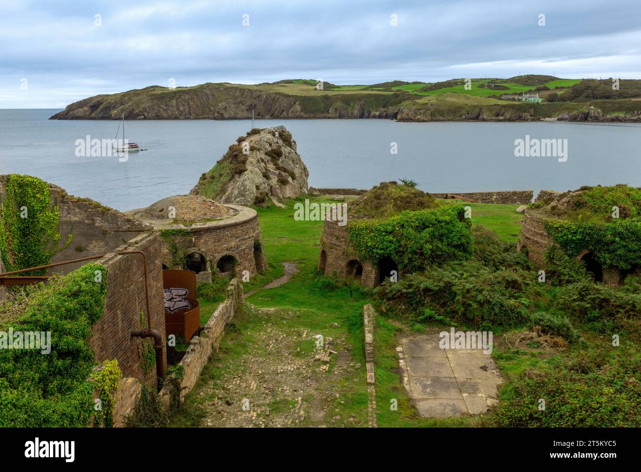 L'abbandonata Porth Wen Brickworks sulla costa di Anglesey in Galles. Foto Stock