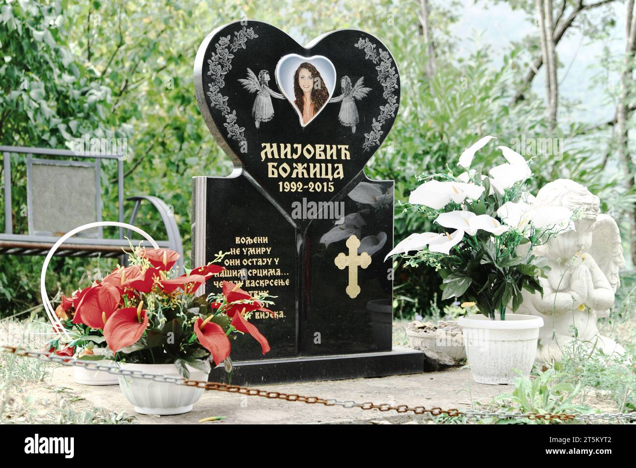 Memoriale stradale di una giovane donna morta in un incidente stradale, Bosnia ed Erzegovina Foto Stock