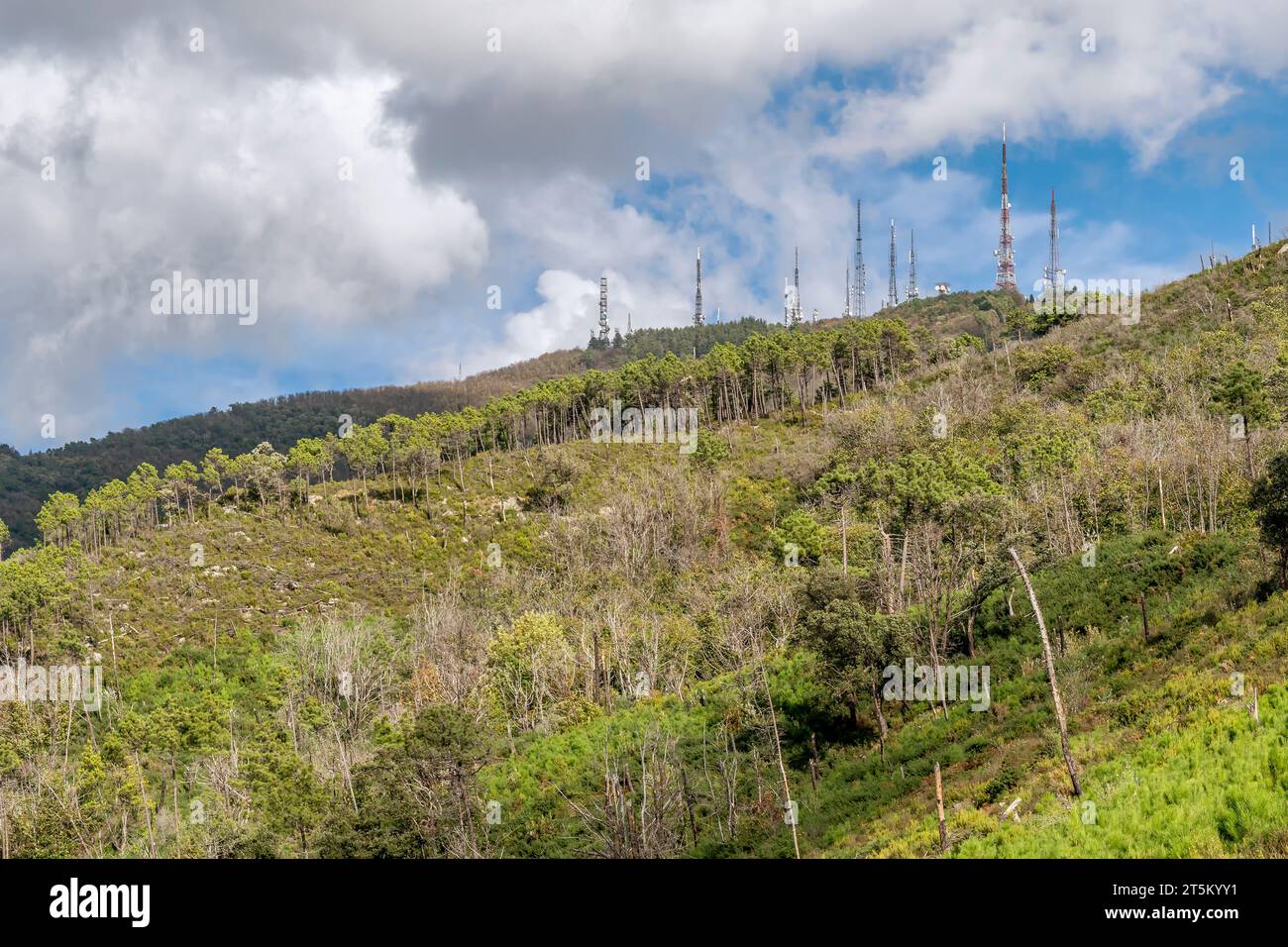Il centro di trasmissione Monte Serra è una delle più importanti stazioni radiofoniche e televisive d'Italia e si trova in Toscana Foto Stock