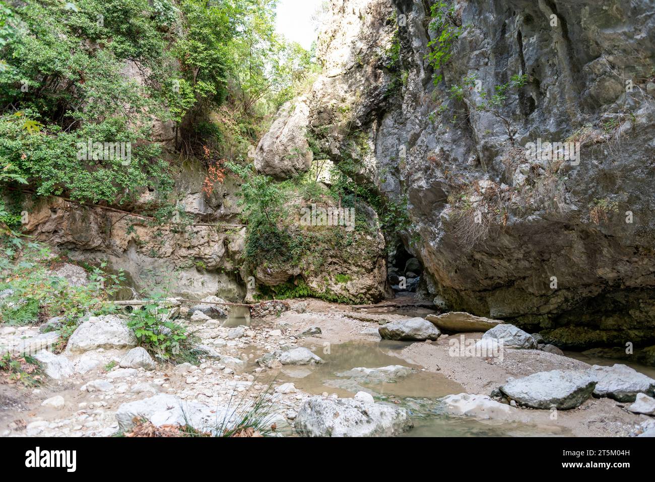 Un sentiero a piedi che segue il letto del fiume conduce ad una cascata. Cascata Nydri. Lefkada. Grecia. Foto Stock