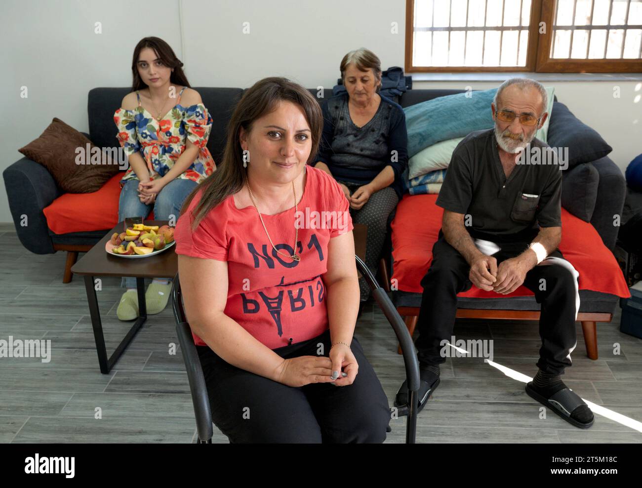 ARM, ARMENIEN : Eine aus Berg-Karabach gefluechtete Familie Hat in der naehe von Eriwan/Jerewan Obdach im Haus eines Verwandten gefunden/Fluechtlinge Flüchtlinge, 07.10.2023 ARM, ARMENIA : Una famiglia fuggita da Nagorny-Karabakh ha trovato rifugio nella casa di un parente vicino Erevan, 07.10.2023 *** ARM, ARMENIA Una famiglia fuggita dal Nagorno Karabakh ha trovato rifugio nella casa di un parente vicino a Erevan rifugiati, 07 10 2023 ARM, ARMENIA Una famiglia fuggita dal Nagorny Karabakh ha trovato rifugio nella casa di un parente vicino a Erevan, 07 10 2023 crediti: Imago/Alamy Live News Foto Stock