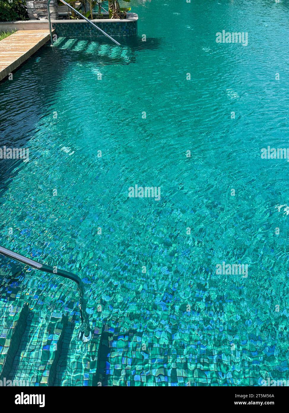 Binario metallico e scalini nella piscina all'aperto Foto Stock