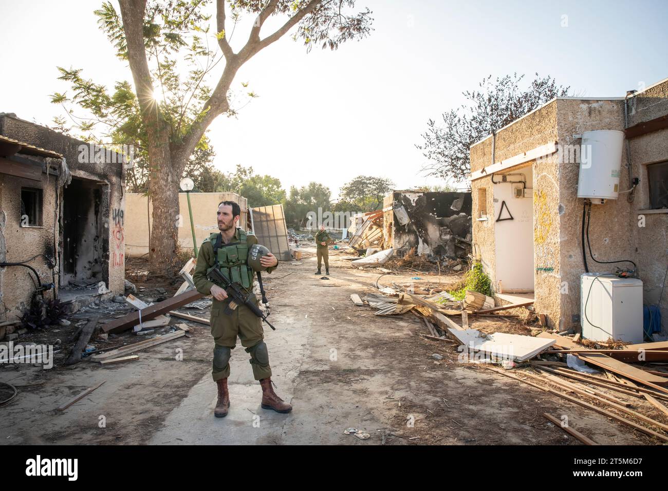 I soldati che pattugliano Kibbutz Kfar Aza, Kibbutz, situati a due chilometri dalla Striscia di Gaza, sono stati attaccati da uomini armati del gruppo terroristico Hamas il 7 ottobre Foto Stock