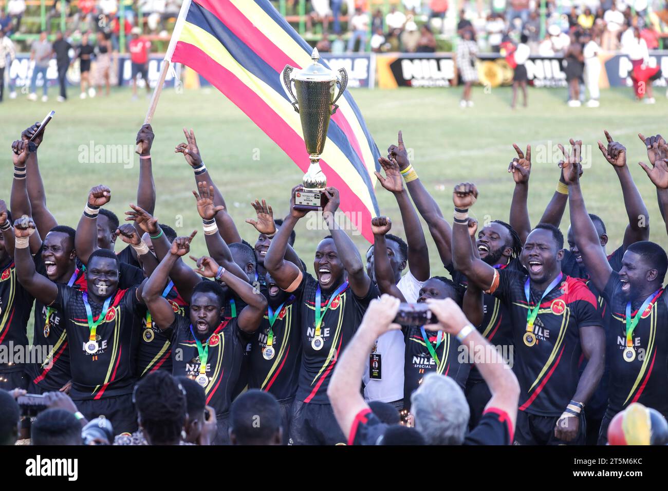 Kampala, Uganda. 5 novembre 2023. I giocatori dell'Uganda festeggiano dopo aver vinto la Victoria Rugby Cup alla Kings Park Arena di Kampala, capitale dell'Uganda, il 5 novembre 2023. PER ANDARE CON "l'Uganda batte i rivali del Kenya per vincere la Victoria Rugby Cup" crediti: Hajarah Nalwadda/Xinhua/Alamy Live News Foto Stock