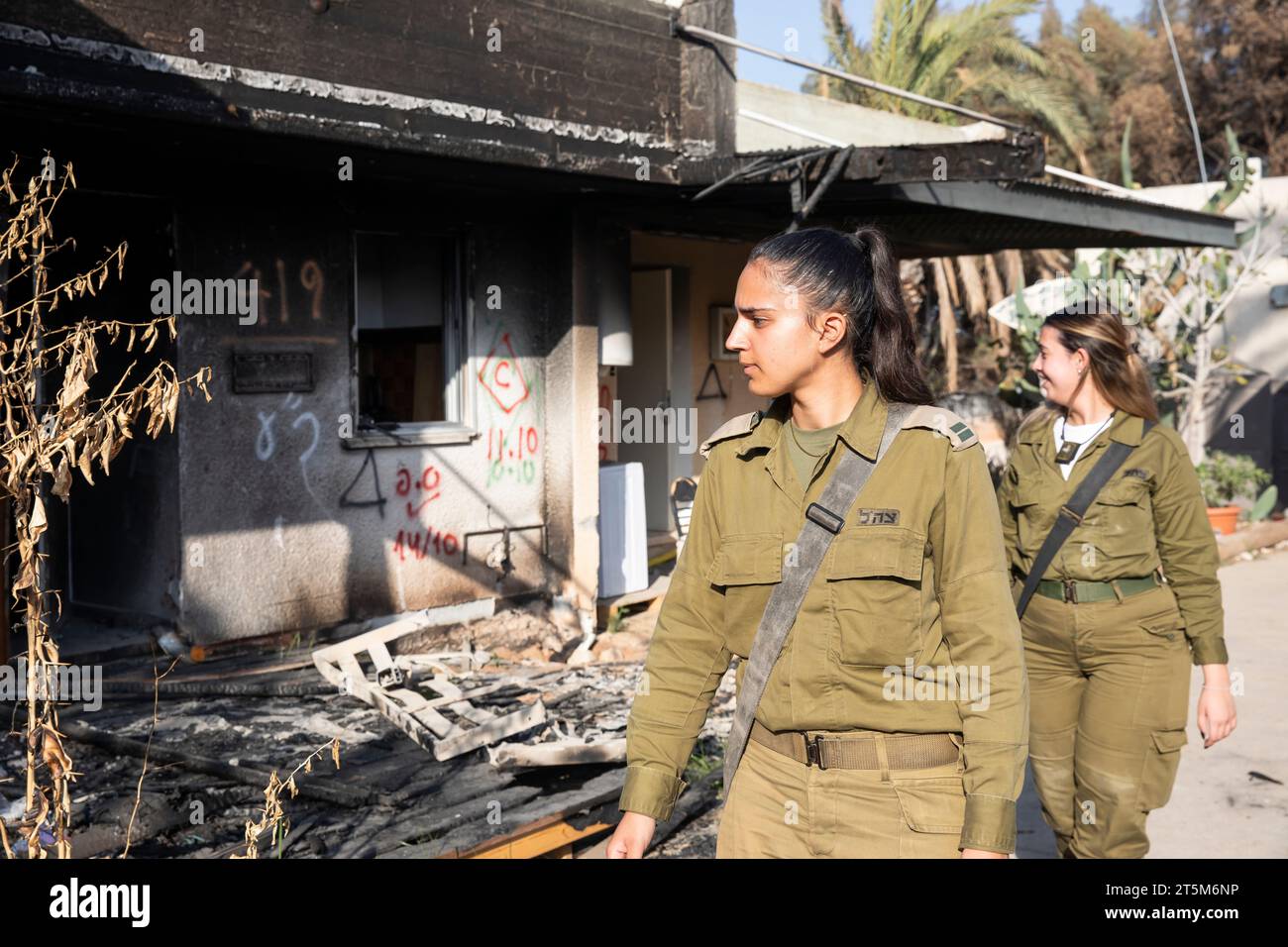 I soldati che pattugliano Kibbutz Kfar Aza, Kibbutz, situati a due chilometri dalla Striscia di Gaza, sono stati attaccati da uomini armati del gruppo terroristico Hamas il 7 ottobre Foto Stock