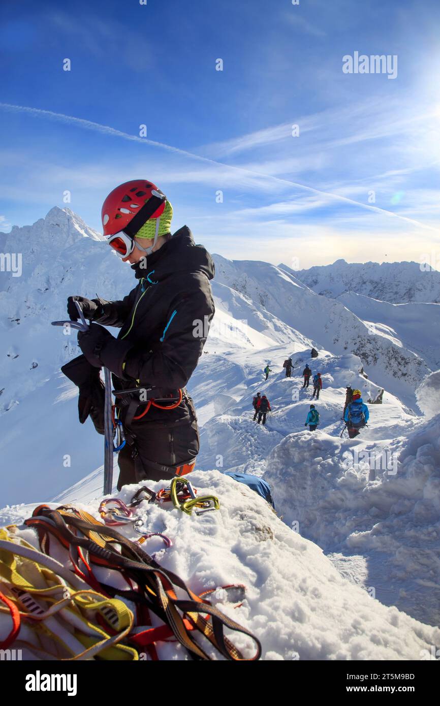 Zakopane, Polonia - 19 gennaio 2019: Gente che sale a Kasprowy Wierch di Zakopane sui Tatra in inverno. Zakopane è una città della Polonia, situata a Tatra Mountai Foto Stock