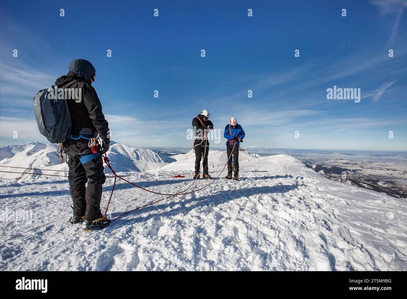Zakopane, Polonia - 19 gennaio 2019: Gente che sale a Kasprowy Wierch di Zakopane sui Tatra in inverno. Zakopane è una città della Polonia, situata a Tatra Mountai Foto Stock