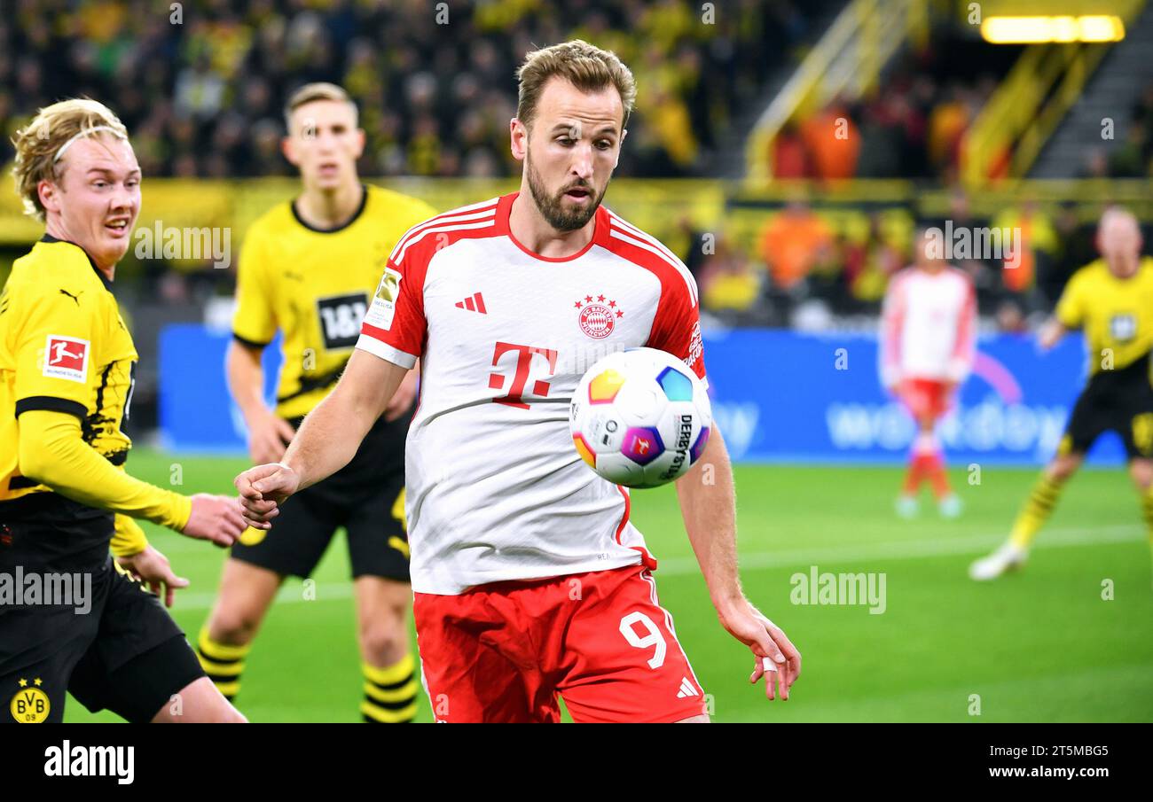 Bundesliga, Signal Iduna Park Dortmund: Borussia Dortmund vs FC Bayern München; Harry Kane (FCB) Foto Stock